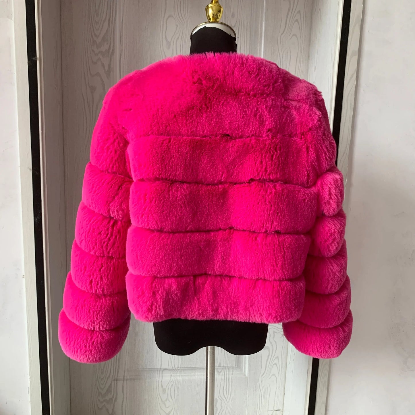 Amoura Elegance Women's Faux Fur Coat – Short Fluffy Jacket, High-Quality Faux Fox Fur, Stylish Winter Warmth Long Sleeve( 60 cm)