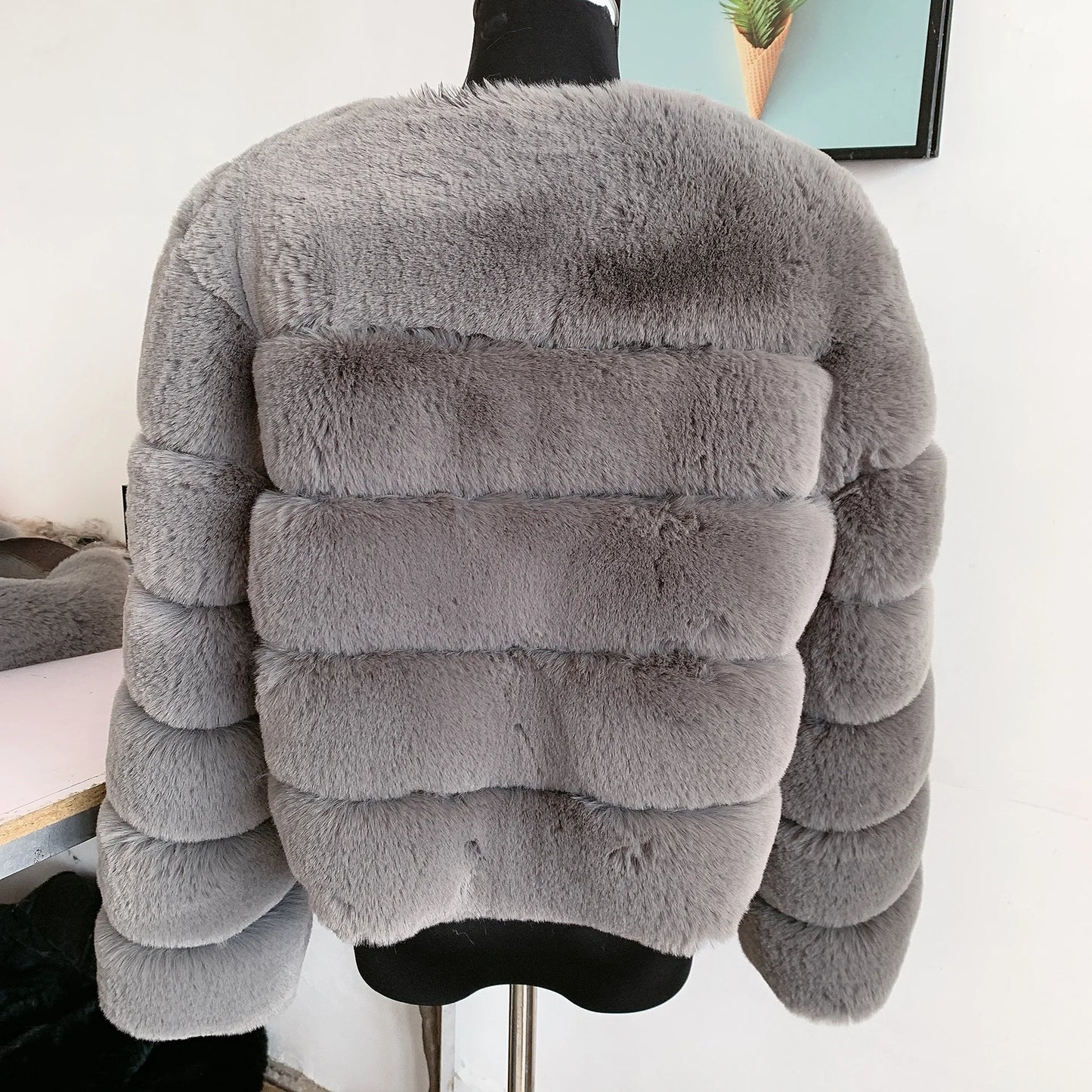 Amoura Elegance Women's Faux Fur Coat – Short Fluffy Jacket, High-Quality Faux Fox Fur, Stylish Winter Warmth Shor Sleeve( 50 cm)