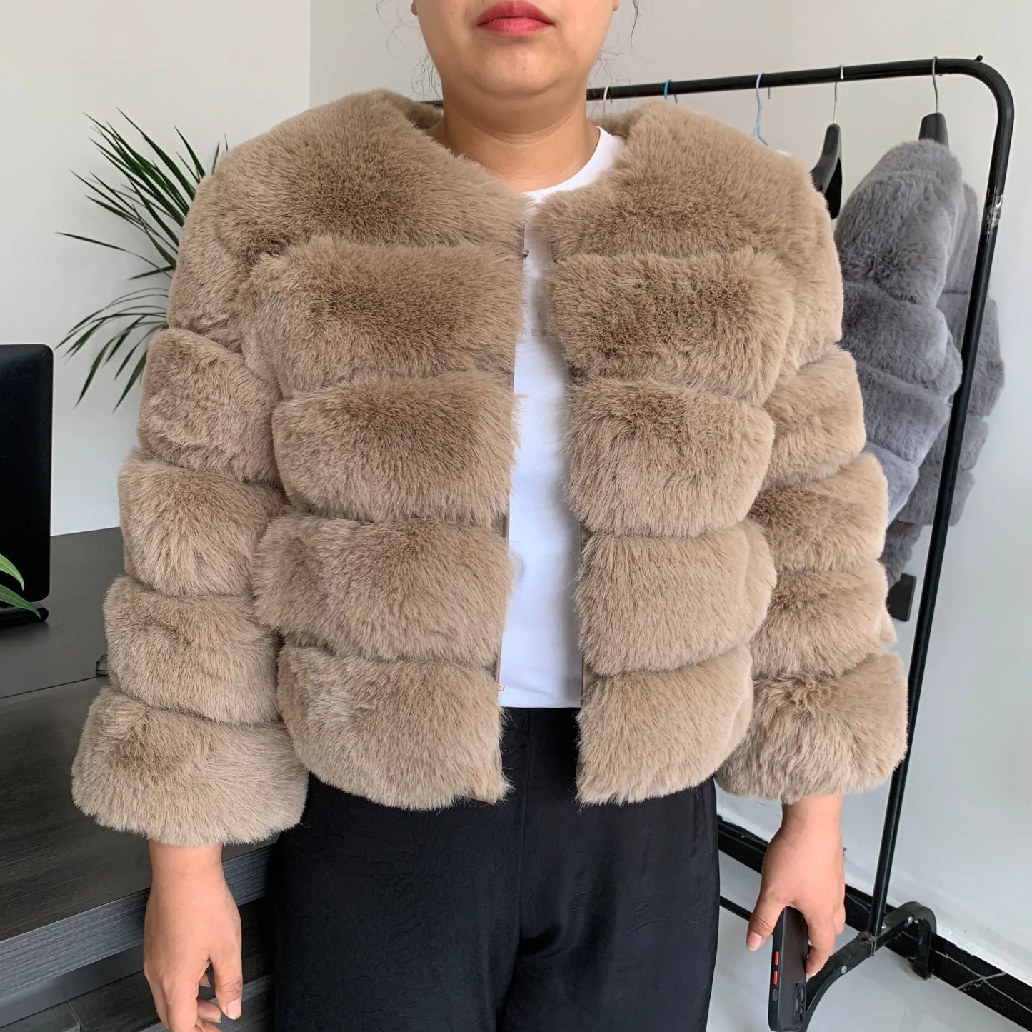 Amoura Elegance Women's Faux Fur Coat – Short Fluffy Jacket, High-Quality Faux Fox Fur, Stylish Winter Warmth Long Sleeve( 60 cm)