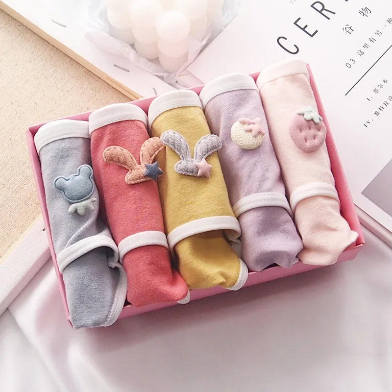 "Women’s panties in a mix of colors, pack of 5 with cartoon star and cat prints, soft and breathable."
