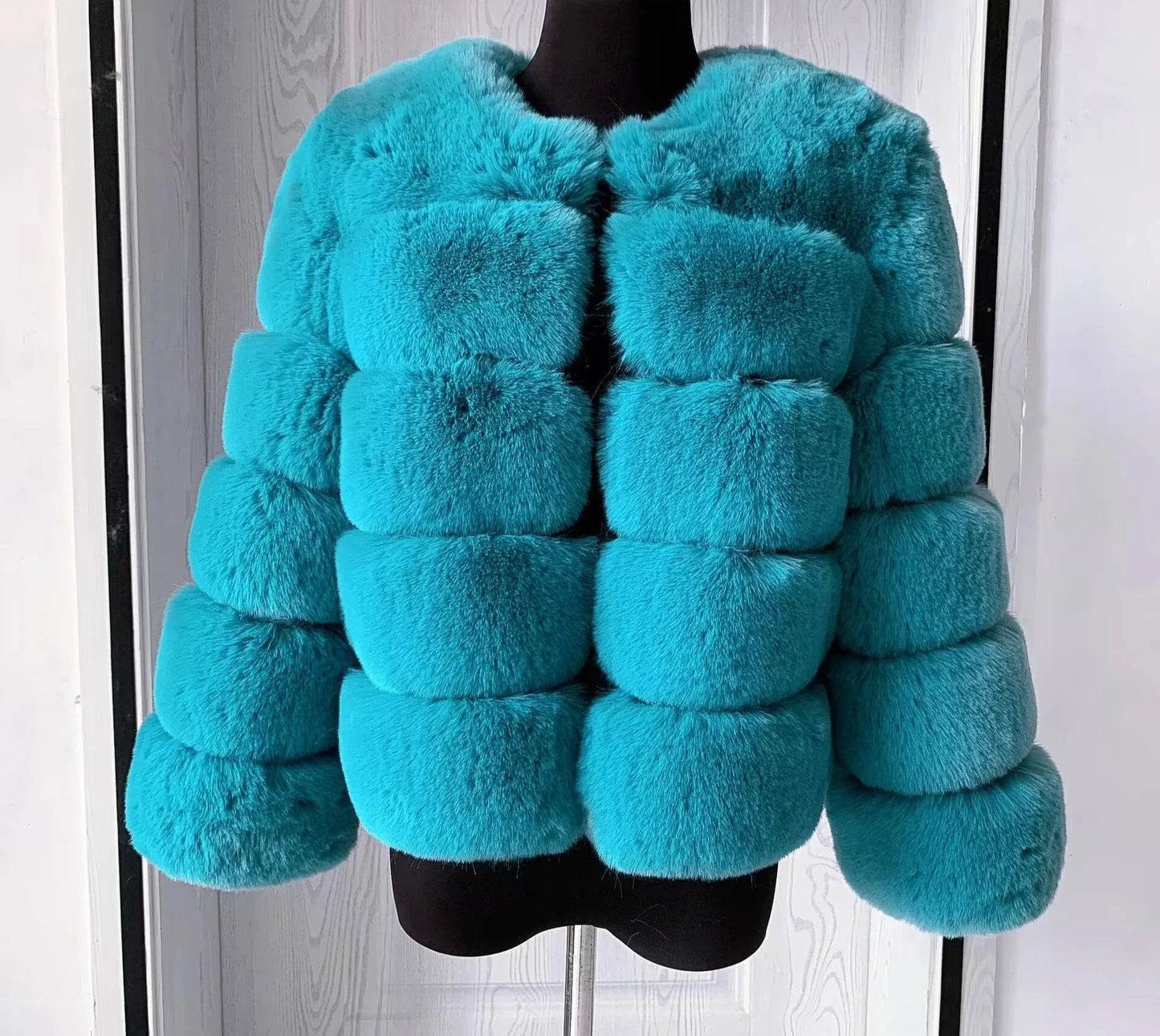 "Amoura Elegance presents a stunning women's short faux fur coat in vibrant turquoise, designed to brighten up your autumn and winter outfits. This chic 50 cm jacket features soft, fluffy faux fox fur with fashionable short sleeves, providing a perfect blend of warmth and style. Available in sizes up to 7XL, it’s an ideal choice for those looking to make a bold fashion statement while staying cozy."