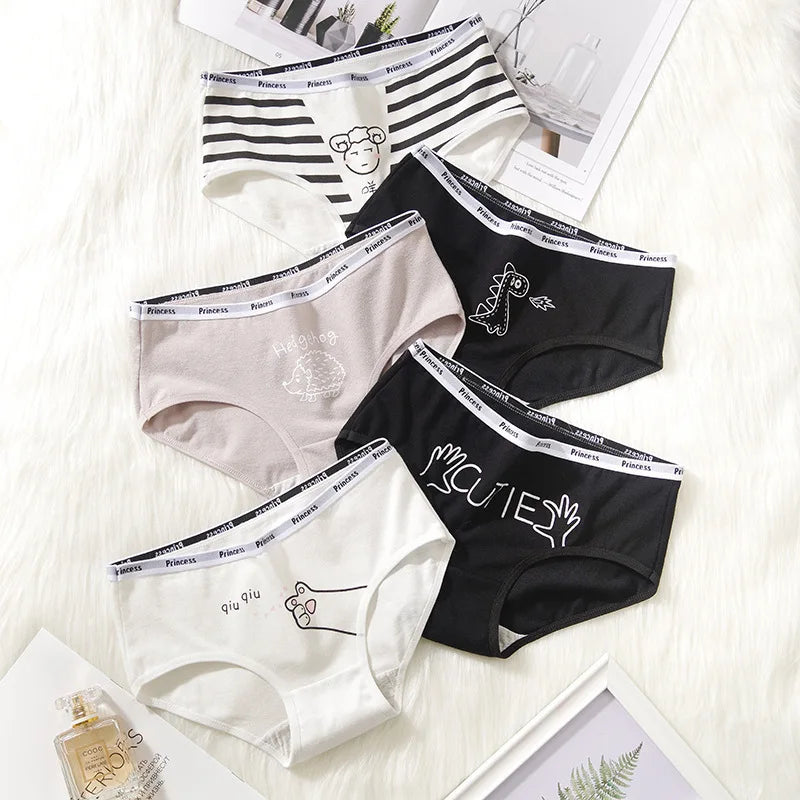White printed knickers for comfortable, casual wear. Affordable women’s lingerie set.