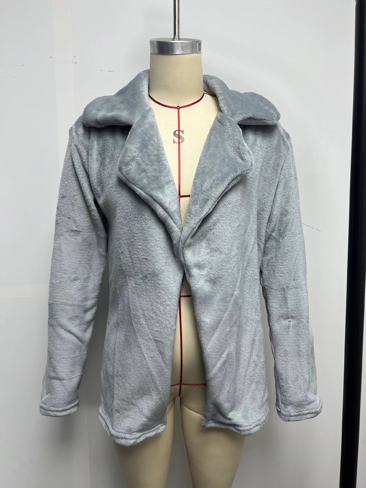 "Amoura Elegance Women's Plush Lapel Slim-Fit Jacket – European & American Fashion Sexy Autumn/Winter Outerwear for Stylish Comfort"