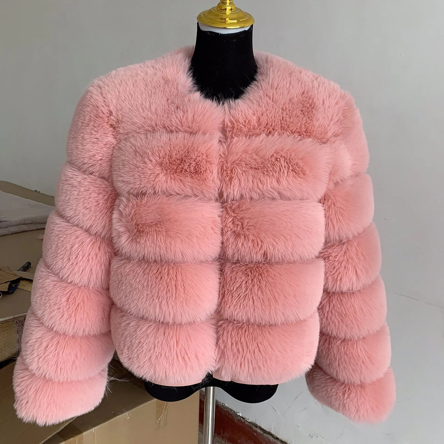 Amoura Elegance Women's Faux Fur Coat – Short Fluffy Jacket, High-Quality Faux Fox Fur, Stylish Winter Warmth Shor Sleeve( 50 cm)