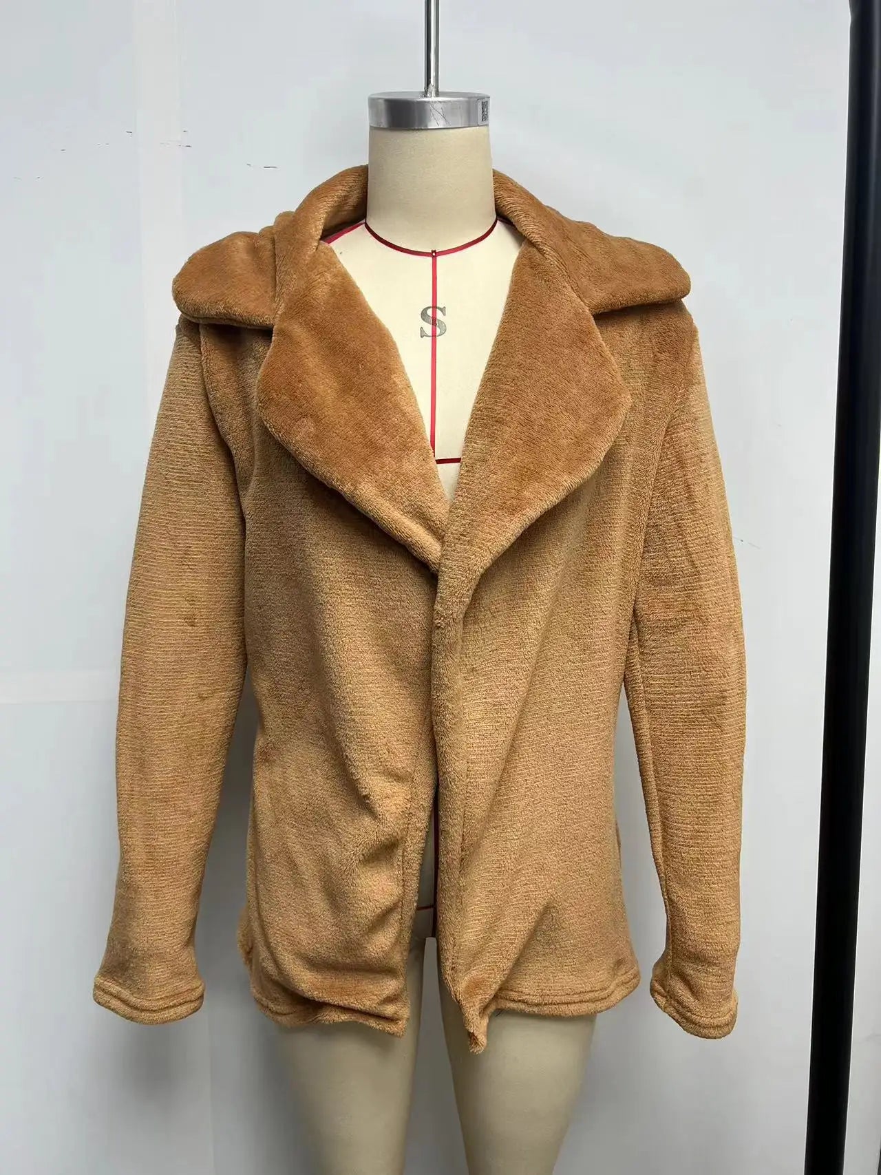 "Amoura Elegance Women's Plush Lapel Slim-Fit Jacket – European & American Fashion Sexy Autumn/Winter Outerwear for Stylish Comfort"