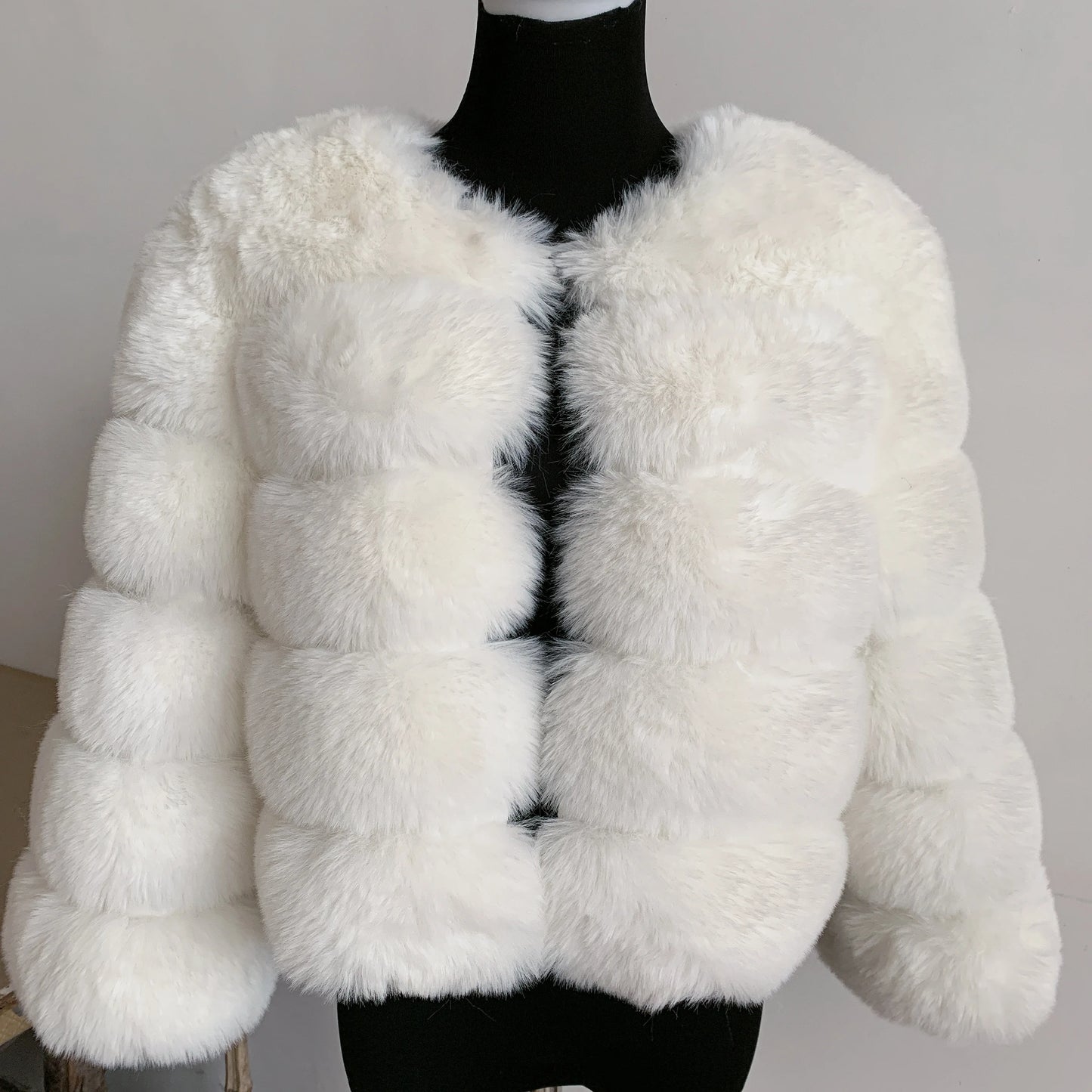 Amoura Elegance Women's Faux Fur Coat – Short Fluffy Jacket, High-Quality Faux Fox Fur, Stylish Winter Warmth Shor Sleeve( 50 cm)